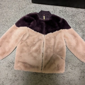Pälsjacka från Pomp de Lux - Säljer en supermjuk pälsjacka från Pomp de Lux i storlek 170. Fickor på båda sidor. 