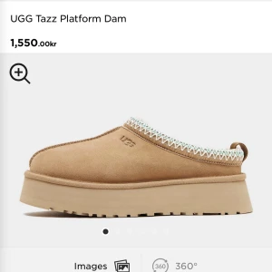 UGG Tazz Platform sand - Helt nya oanvända UGG Tazz Platform, storlek 39. i beige mocka med platåsula och dekorativt broderi runt öppningen. Skon har en rund tå och är öppen baktill för enkel påtagning. Perfekt för dig som gillar en chunky look och vill ha något extra till vardagsstilen.