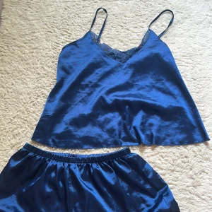 Silkes pyjamas set - Marin blått pyjamas set i silke liknande material!💙 säljer då det inte kommer till användning!