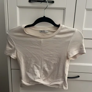 Beige/vit croppad t-shirt från Zara - Snygg beige/vit croppad t-shirt från Zara med korta ärmar och rund hals.