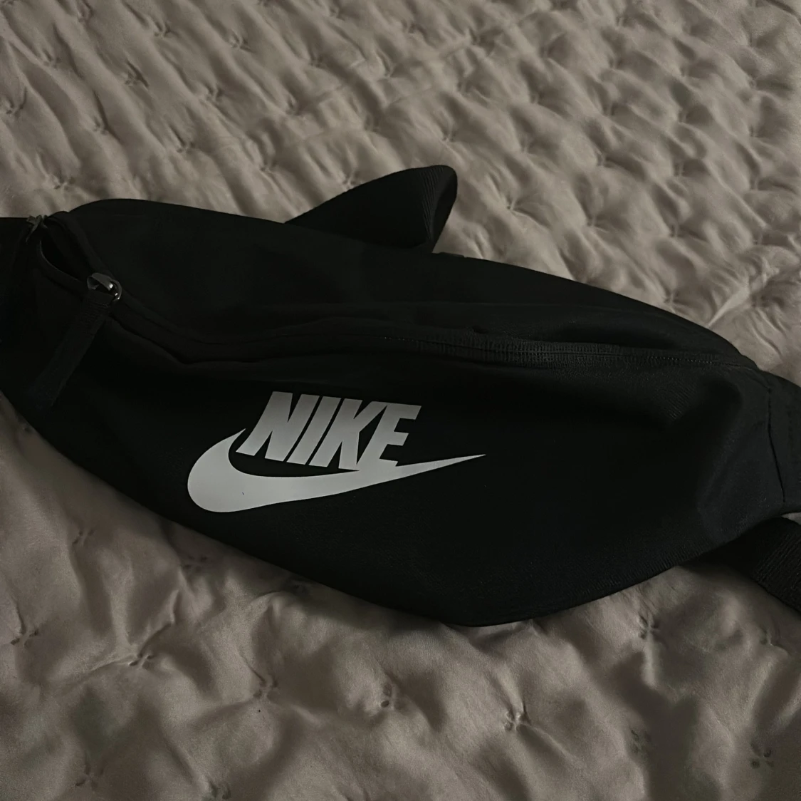 Svart magväska från Nike