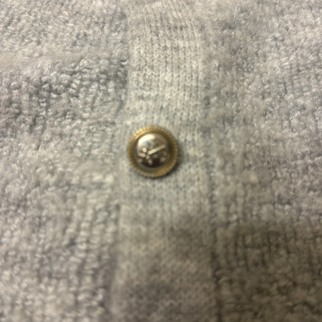 Ljusgrå stickad kofta med knappar - 1