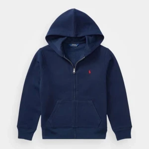 Marinblå hoodie från Polo Ralph Lauren - Snygg marinblå hoodie från Polo Ralph Lauren med dragkedja och huva. Tröjan har en röd broderad logga på bröstet, känguruficka och ribbade muddar. Perfekt för en chill och stilren look.