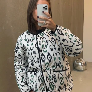 Quiltad jacka från Zara! - Säljer denna supermysiga och fina jackan från Zara. Inte mina egna bilder, men kan lägga ut fler senare🌟🌟 Storlek M, så den passar lite oversized👏🏻