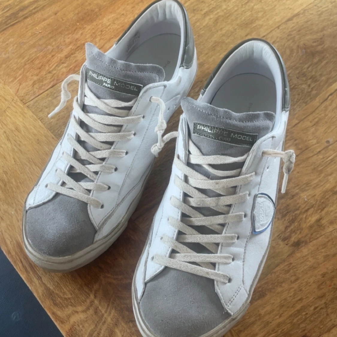 Philippe Model vita och grå sneakers - 1