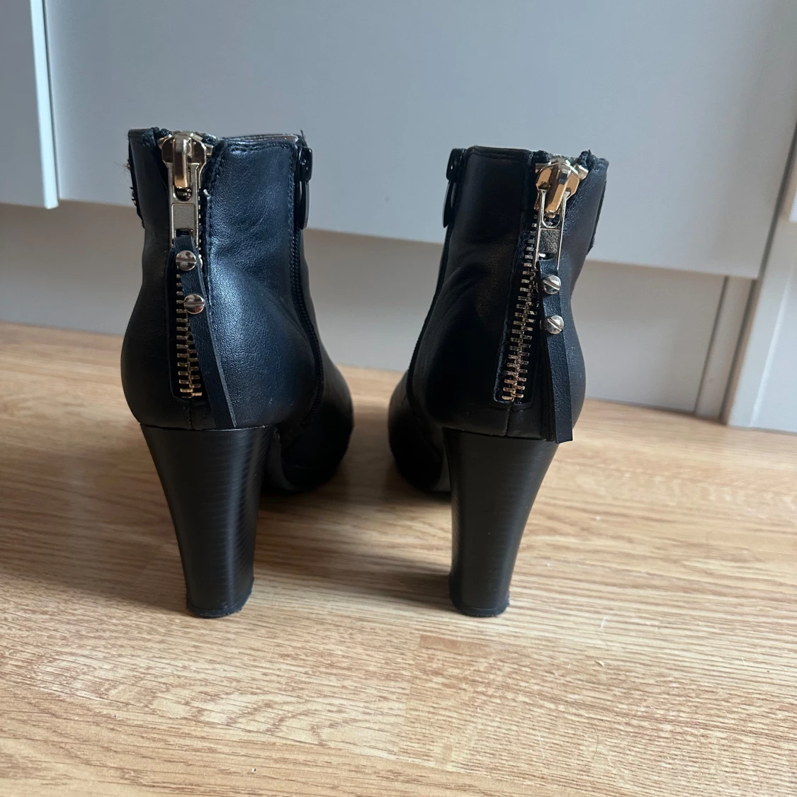 Svarta stövletter med klack och dragkedja - 1