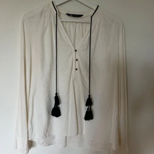 Vit blus från Zara - Supersöt blus ifrån Zara!🤍