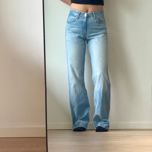 Ljusblå wide jeans från Zara - Säljer ett par ljusblå jeans från Zara med hög midja och raka, vida ben. 