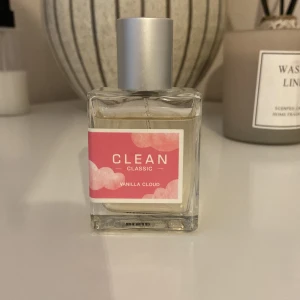 Clean Classic Vanilla Cloud parfym - Clean Classic Vanilla Cloud är en parfym med modern design och fräsch känsla. Perfekt för dig som vill ha en enkel och stilren doft i din samling. (PRISET GÅR ATT DISKUTERA) 