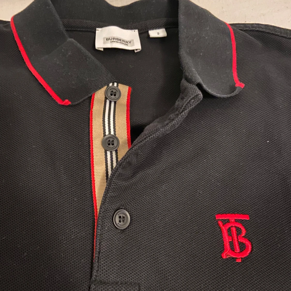 Svart Burberry piké med röd logga - 2