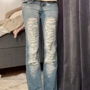 Ljusblå jeans med hål - super fina lågmidjade jeans med hål!❤️ Lite slitna där nere och sömen lite sne då förra ägaren sprättade upp de och sydde tillbaka🤗 midjemått:35 cm innerbenslängd: 75