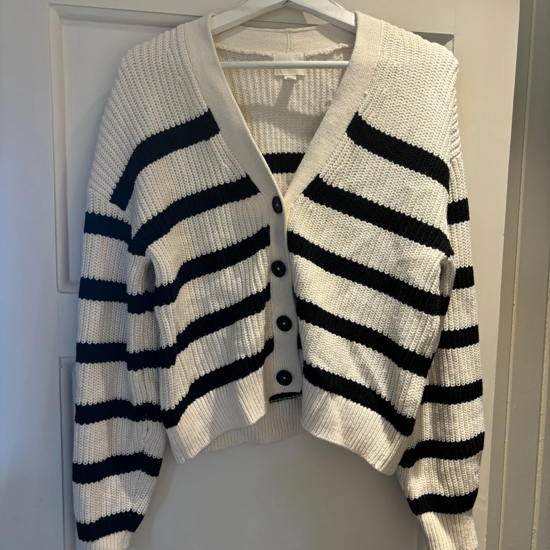 Randig stickad kofta med knappar