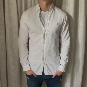 Ralph Lauren skjorta - Slimfit S | modellen är 185 cm lång och väger ca 77 kg och den är för liten