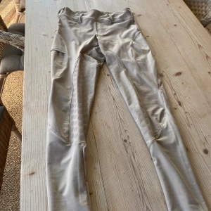 Beige ridbyxor Maya Delorez - Snygga beige ridbyxor från Maya Delorez i storlek S nypris 1199kr mitt pris 600kr använda 3gånger 