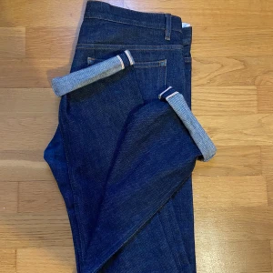 Selvedged APC Jeans - Raw Japanese denim, selvedged, APC jeans (kommer göras egna slitningar med tiden), perfekt skick. En väldigt efterfrågad modell, midja: 43 cm, ytterbenet: 107 cm, inre: 83 cm. Skriv vid frågor eller funderingar🤝