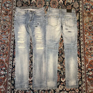 Number (n)ine jeans -  Helt sjukt snygga number (n)ine jeans, köpte dessa jeans rakt från Japan och är extremt svåra att få tag på. Dessa har riktigt feta slitningar vilket gör dens unika look! Mått:  Midja: 39,5cm Längd: 101cm Benöppning: 15,5cm 