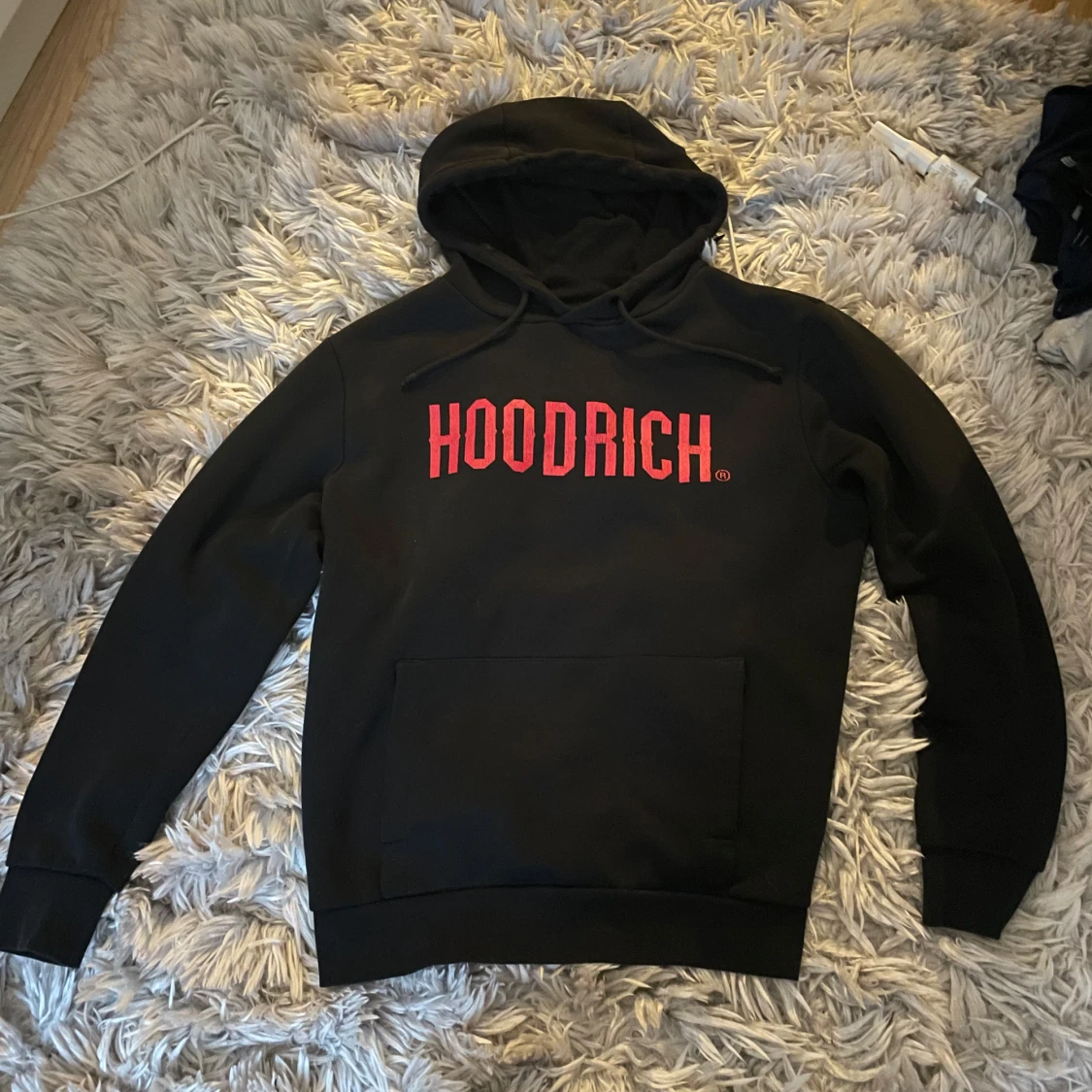 Svart hoodie från Hoodrich med röd logga