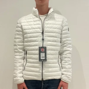 HELT NY Colmar dunjacka  - HELT NY Colmar  dunjacka || Storlek S (48) || Mitt pris 1899kr || modellen på bilden är 170cm och väger 62kg || Tveka inte på att höra av dig vid frågor eller funderingar 