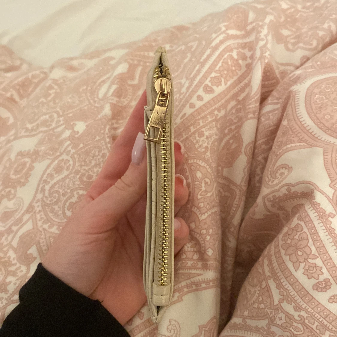 Beige plånbok med krokoprägling - 1