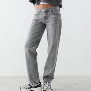 Low straight baggy jeans   - Dessa jeans är sjuuukt bekväma och så coola, de sitter baggy och är lågmidjade. Orginalpris: 499kr