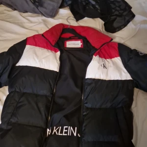 Calvin clein jacka för barn S - Köot från åhlens i mall of scandinavia 2022 ny pris var 2500 jag vuxit ur den därför säljer jag den, den är främst för 12-15 åringar i storlek S