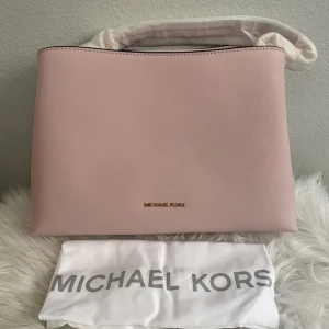 Handväska Michael Kors (Blossom - Portia LG EW Shoulder) - Ny/oanvänd Michael Kors väska som är mycket fint skick. Handväskan  säljs då den inte längre passar min stil. Väskan är köpt från Zalando.  Nypris 4000 kr.