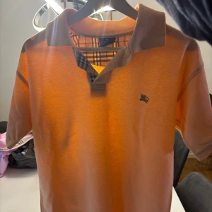 Burberry pikétröja - 8/10 skick                                                              Ny pris 3000-3500kr