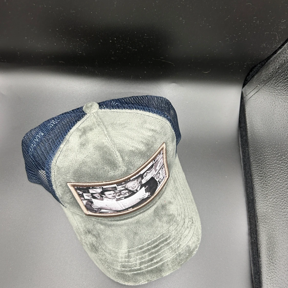 Grå och blå truckerkeps med patch - 2