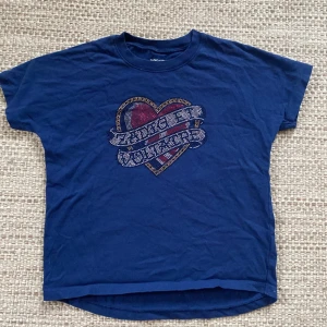 Zadig t-shirt - Säljer denna zadig och voltaire t-shirten då den inte används längre! Den är i bra skick men har dessvärre tappat några stenar på hjärtat💗 hör bara av er om ni har frågor💕