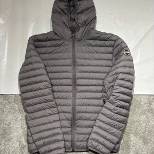 Colmar Jacka - Hej! Säljer nu min jacka från märket Colmar, storlek 50/M, bra skick. Tveka inte på att höra av dig om du har frågor eller funderingar kring jackan!