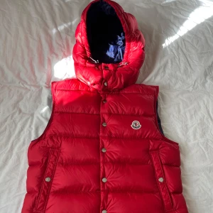Moncler väst - Hej säljer min helt nya moncler väst eftersom att den inte passade mig i storleken. Den är endast testad 1 gång, köpt för 10.900 mitt pris är 4500kr pris kan diskuteras vid en snabb affär. Västen är i Size 3/L och med kommer tags extra knappt osv. 