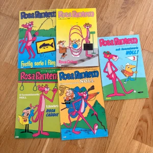 Rosa Pantern (serietidningar, blandade nummer) - Samling färgglada och roliga Rosa Pantern-serietidningar med komiska äventyr och knasiga upptåg. Perfekt för dig som gillar humor, nostalgi och tecknade serier! Passar både unga och unga vuxna som vill ha lättsam och underhållande läsning.