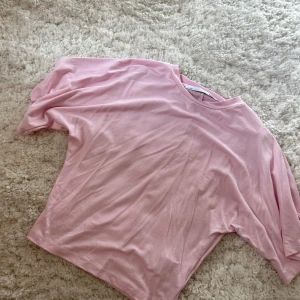 Rosa topp  - Jättefin rosa tröja, tight i midjan med större uppe vid brösten och armarna🥰🥰🥰så snygg