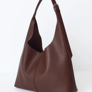 Brun väska Gina tricot  - Perfekta skolväskan från Gina Tricot som inte finns att köpa längre. Endast använd ett fåtal gånger 🫶🏼