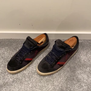 Burberry skor unika - Säljer mina burberry skor då jag inte använder dem, dem är i bra skick med små defekter och dem är såklart äkta, Byten kan vara intressanta så skriv ifall ni har något