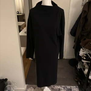 Svart lång klänning/ lång tröja Zara - Helt ny aldrig använt, fast pris!  Säljs även i grå i en annan annons   •Går under knäna på mig •väldigt varm för vintern och kallare dagar, materialet är väldigt skönt och bekvämt  • Jag är normal storlek S/M i kläder men vill ha det lite lösare därav stolek L.  •aldrig använd