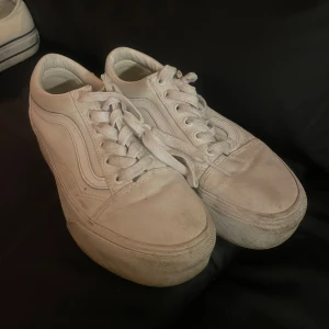 Vita Vans sneakers med platåsula - Tvättas innan köp🥰