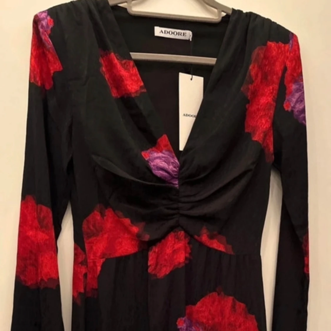 Svart långklänning med blommor från Adoore - 1