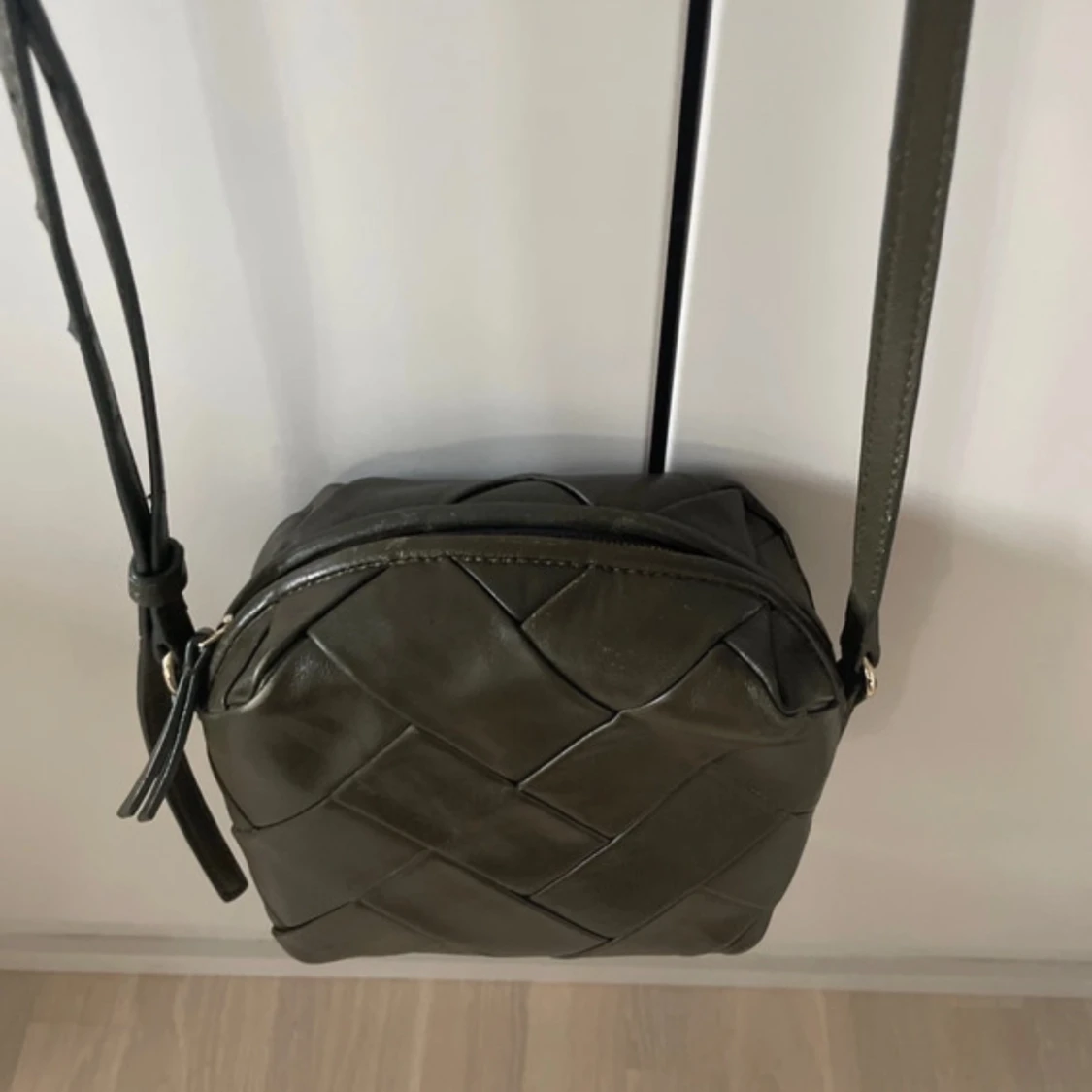 Olivgrön flätad axelväska i skinn - 2