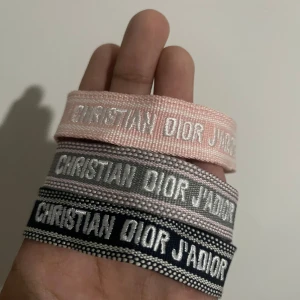 Armband - Armband som kommer i 3 olika färger, justerbar