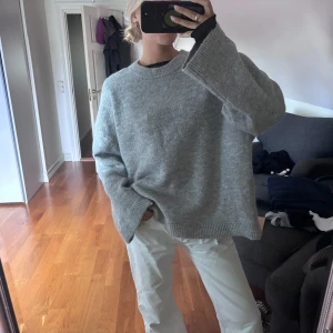 Stickad tröja - Perfekt oversized stickad tröja till hösten med breda ärmar 