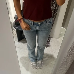 Bootcut jeans 90's lager 157, XS short - Säljer ett par ljusblå bootcut jeans från 157 i modellen 90's Boot. Jeansen har klassisk femficksdesign, hög midja och är tillverkade i mjukt denimtyg. Perfekt passform för dig som gillar retrovibbar och snygg siluett.