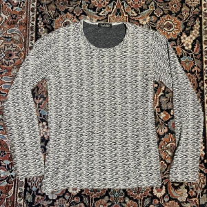 Tornado mart stickad tröja - Helt galen tornado mart stickad tröja, denna har en riktigt fett mönster. Jag köpte dessa rakt från Japan och denna tröja är väldigt svår att få tag på.  Mått:  Längd:64cm Bredd: 42cm