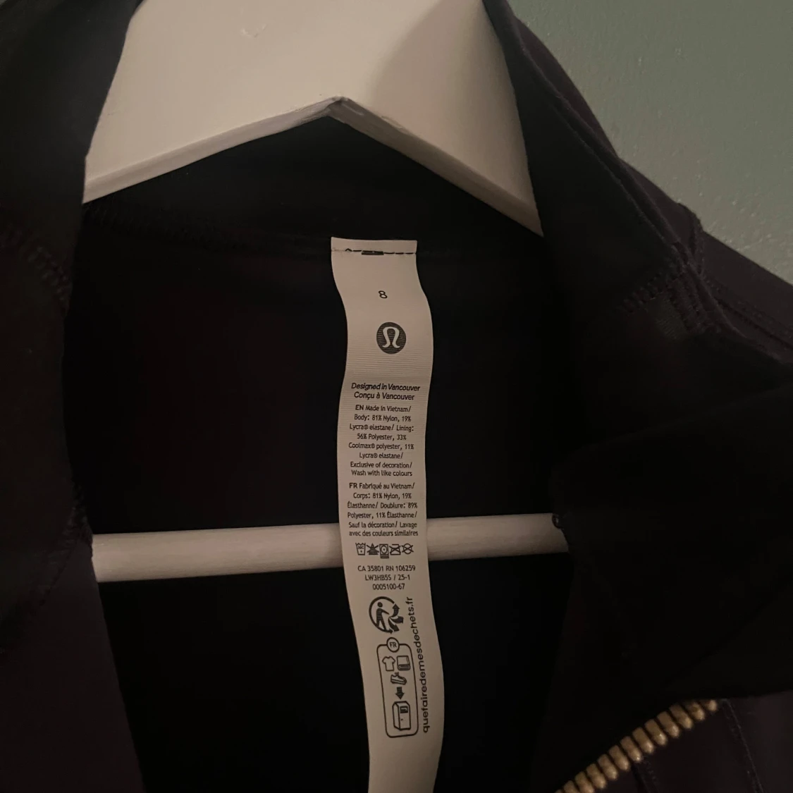 Svart cropped träningsjacka från Lululemon - 2