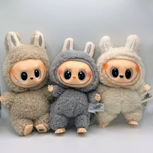 3st gulliga Lafufu med kartong & foliepåse - 3st söta Lafufu Exciting Macaron mjukisar Alla är i jättebra skick med vridbart huvud, händer & fötter  Dom har oxå ett band med en guldfärgad nyckelring Det ingår orginalkartonger & foliepåsar, dom är dock öppnade Höjd ca 17cm