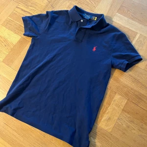 Ralph lauren pike - Snygg Ralph lauren piké! Storlek s men sitter som en xs. Typ helt ny!!! Inga defekter eller skador. Vid frågor kontakta mig😸🙌