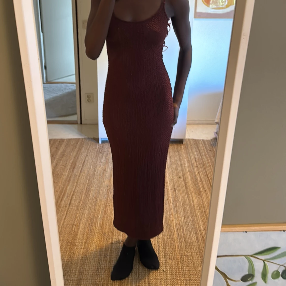 Vinröd långklänning med smala axelband - 2