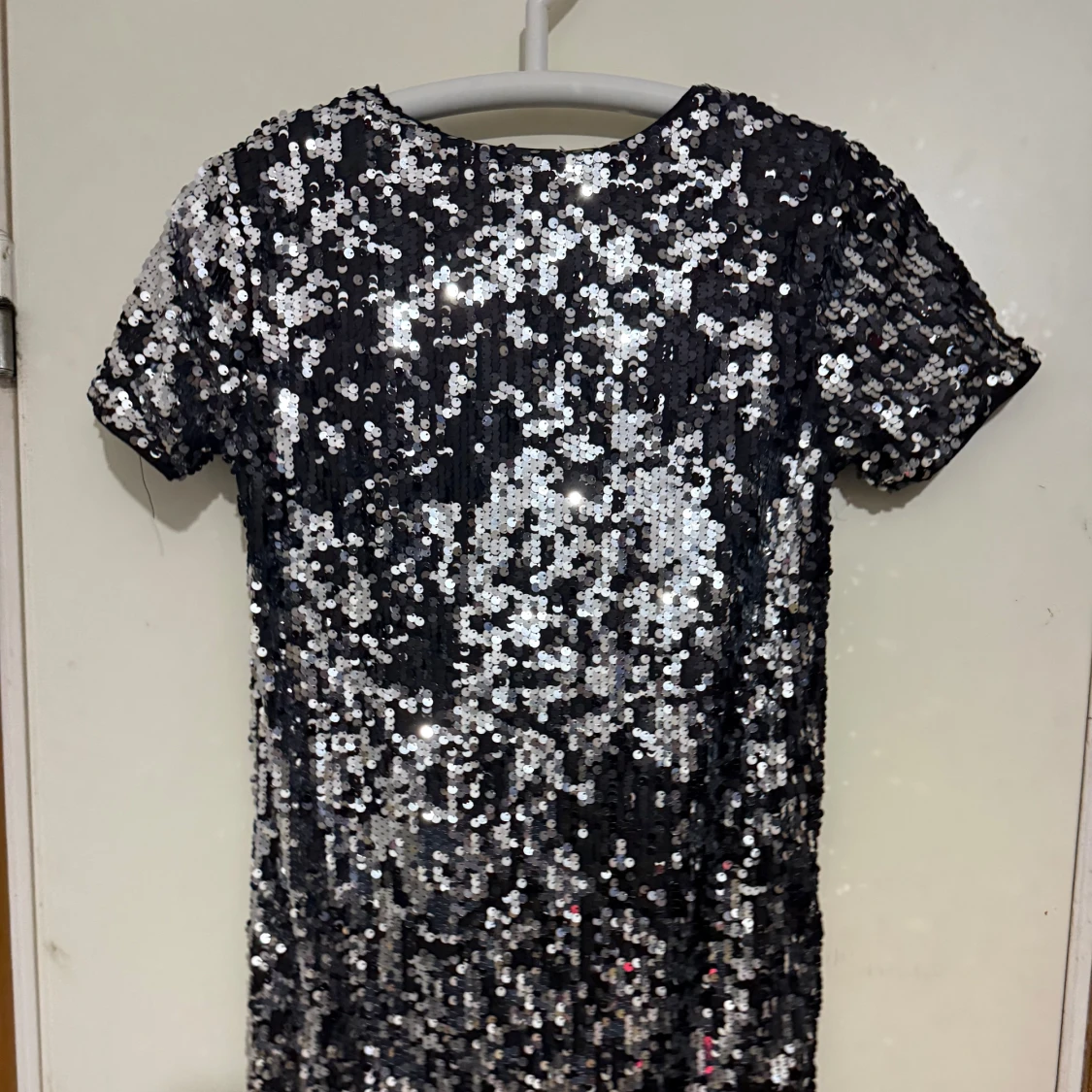 Glittrig paljettklänning från Bik Bok XS - 2