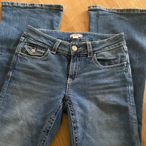 Bootcut jeans - Säljer ett par jeans från Gina som inte kommer till användning🤍passar bra på mig som har storlek 38 på jeans. Midjemått: 36 cm, Innerbenslängd: 80 cm, lår: 22 cm