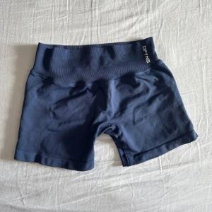 DFYNE impact 4.5’’ shorts  - DFYNE impact shorts i längden 4.5’’ och färgen deep sea, storlek S. Super sköna shorts i perfekt material, säljes då jag har två par likadana. Använda några få gånger, i utmärkt skick. 